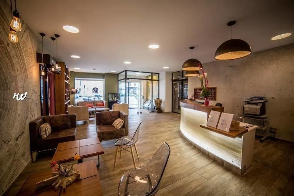 Logis Hotel Des Bourbons Монлюсон