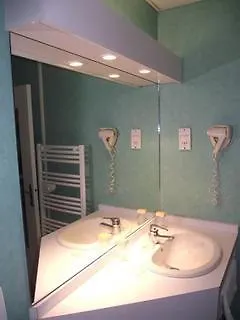 Logis Hotel Des Bourbons Монлюсон
